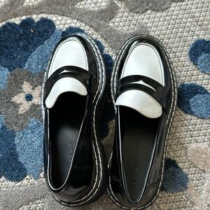 These are a brand new, unworn pair of tuxedo D’Amelio chunky loafers.